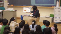 2年生の読み聞かせ風景