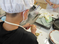 包丁で、じゃがいもの皮を剝きました!