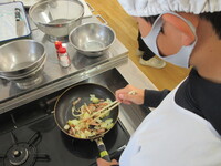 順番に気をつけて炒めていました。